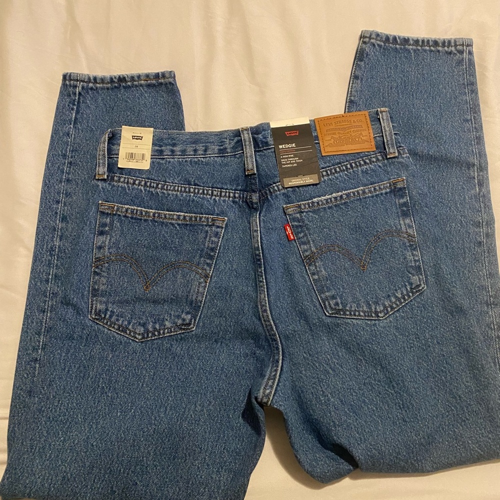 NWT! High Rise Levi Jeans - Picture 9 of 9